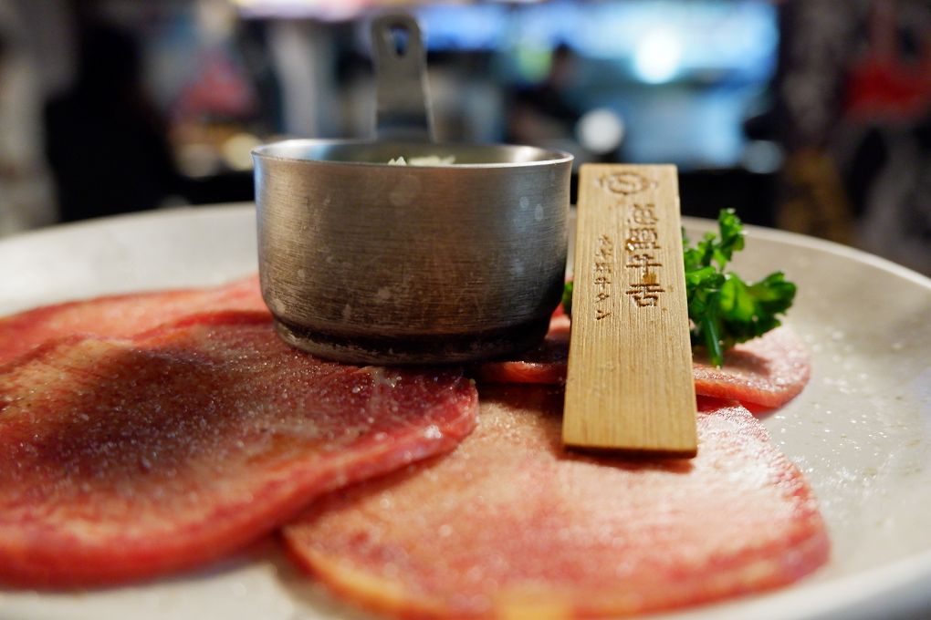 【台北 東區日式燒肉推薦】豆町村燒肉 結合著工藝美學與都會肉派主義，每一口都是奢華的肉質口感，來到豆町村燒肉不必自己動手，只需要好好享受貼心且烤功了得的桌邊烤肉服務！ @貝大小姐的多元心宇宙