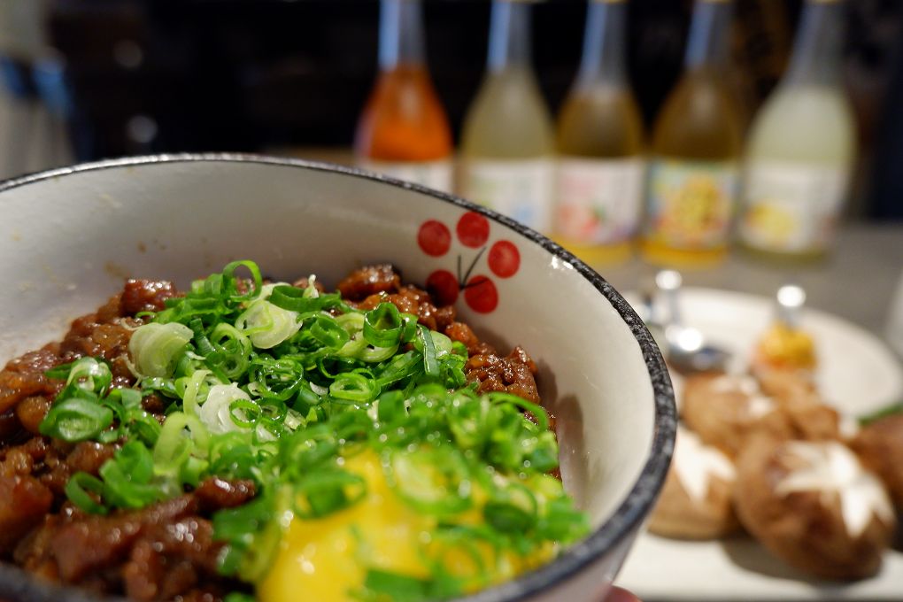 【台北 東區日式燒肉推薦】豆町村燒肉 結合著工藝美學與都會肉派主義，每一口都是奢華的肉質口感，來到豆町村燒肉不必自己動手，只需要好好享受貼心且烤功了得的桌邊烤肉服務！ @貝大小姐的多元心宇宙