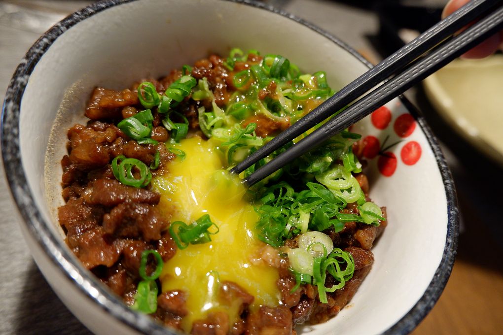 【台北 東區日式燒肉推薦】豆町村燒肉 結合著工藝美學與都會肉派主義，每一口都是奢華的肉質口感，來到豆町村燒肉不必自己動手，只需要好好享受貼心且烤功了得的桌邊烤肉服務！ @貝大小姐的多元心宇宙