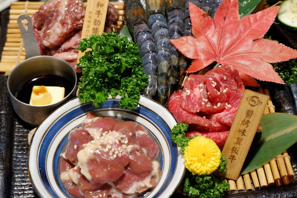 【台北 東區日式燒肉推薦】豆町村燒肉 結合著工藝美學與都會肉派主義，每一口都是奢華的肉質口感，來到豆町村燒肉不必自己動手，只需要好好享受貼心且烤功了得的桌邊烤肉服務！ @貝大小姐的多元心宇宙