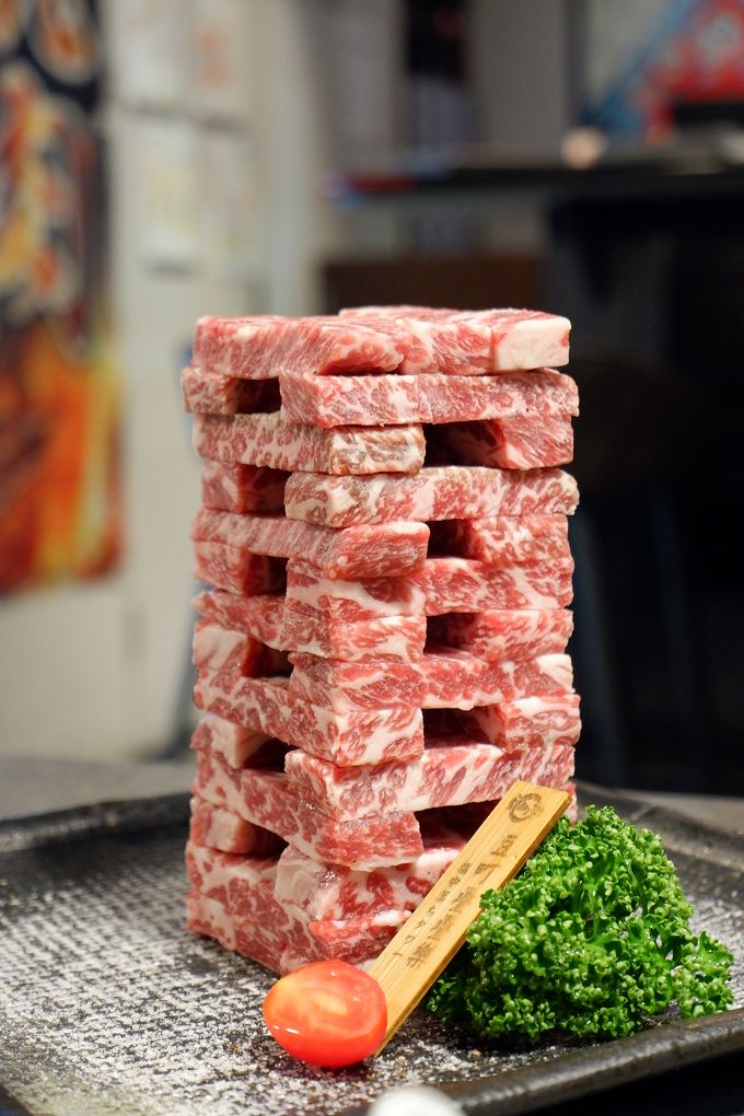 【台北 東區日式燒肉推薦】豆町村燒肉 結合著工藝美學與都會肉派主義，每一口都是奢華的肉質口感，來到豆町村燒肉不必自己動手，只需要好好享受貼心且烤功了得的桌邊烤肉服務！ @貝大小姐的多元心宇宙