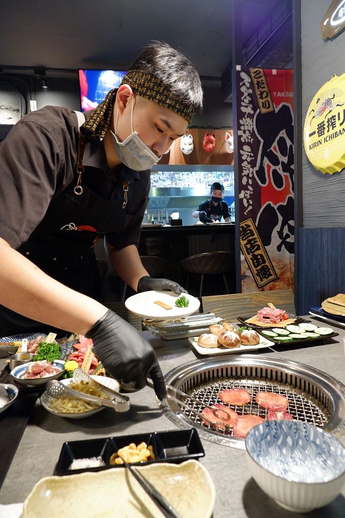 【台北 東區日式燒肉推薦】豆町村燒肉 結合著工藝美學與都會肉派主義，每一口都是奢華的肉質口感，來到豆町村燒肉不必自己動手，只需要好好享受貼心且烤功了得的桌邊烤肉服務！ @貝大小姐的多元心宇宙