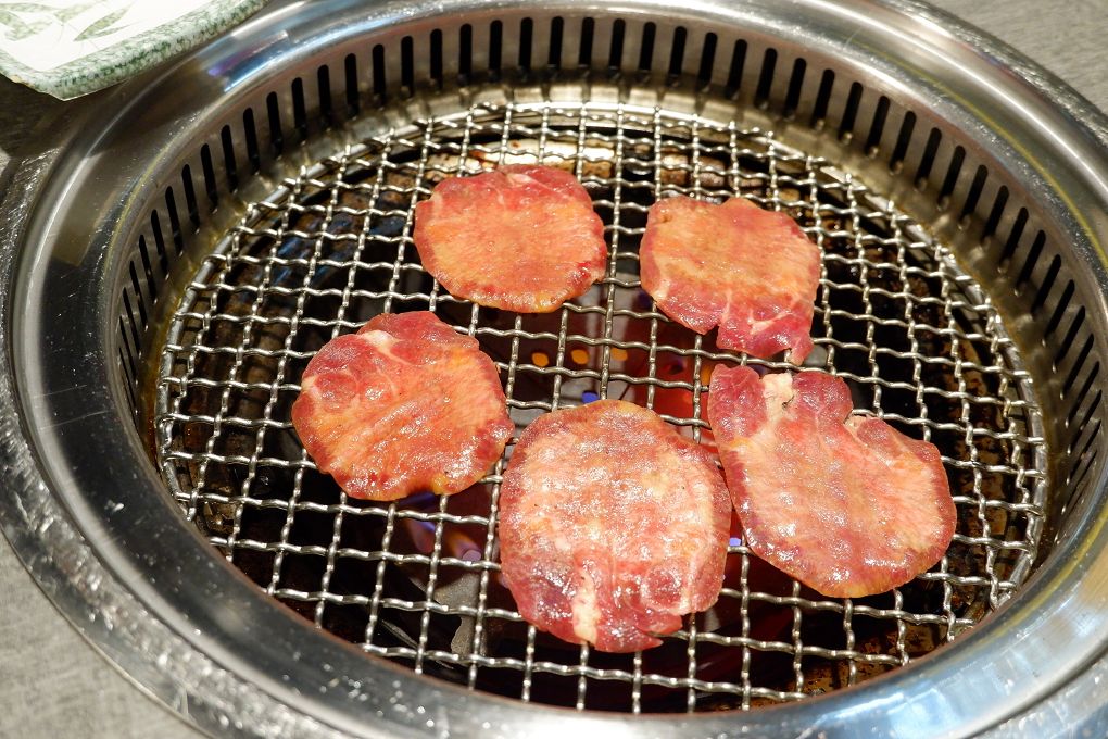 【台北 東區日式燒肉推薦】豆町村燒肉 結合著工藝美學與都會肉派主義，每一口都是奢華的肉質口感，來到豆町村燒肉不必自己動手，只需要好好享受貼心且烤功了得的桌邊烤肉服務！ @貝大小姐的多元心宇宙