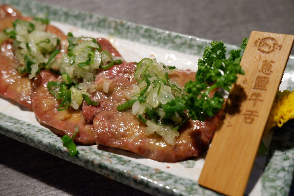 【台北 東區日式燒肉推薦】豆町村燒肉 結合著工藝美學與都會肉派主義，每一口都是奢華的肉質口感，來到豆町村燒肉不必自己動手，只需要好好享受貼心且烤功了得的桌邊烤肉服務！ @貝大小姐的多元心宇宙