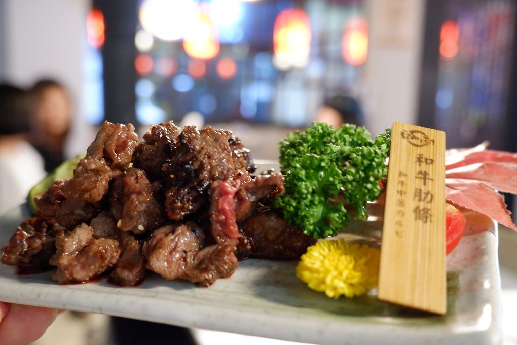 【台北 東區日式燒肉推薦】豆町村燒肉 結合著工藝美學與都會肉派主義，每一口都是奢華的肉質口感，來到豆町村燒肉不必自己動手，只需要好好享受貼心且烤功了得的桌邊烤肉服務！ @貝大小姐的多元心宇宙