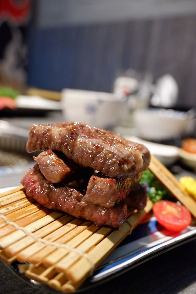 【台北 東區日式燒肉推薦】豆町村燒肉 結合著工藝美學與都會肉派主義，每一口都是奢華的肉質口感，來到豆町村燒肉不必自己動手，只需要好好享受貼心且烤功了得的桌邊烤肉服務！ @貝大小姐的多元心宇宙