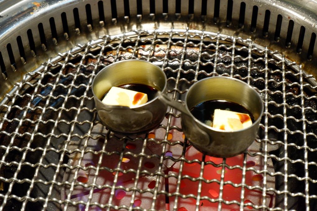 【台北 東區日式燒肉推薦】豆町村燒肉 結合著工藝美學與都會肉派主義，每一口都是奢華的肉質口感，來到豆町村燒肉不必自己動手，只需要好好享受貼心且烤功了得的桌邊烤肉服務！ @貝大小姐的多元心宇宙