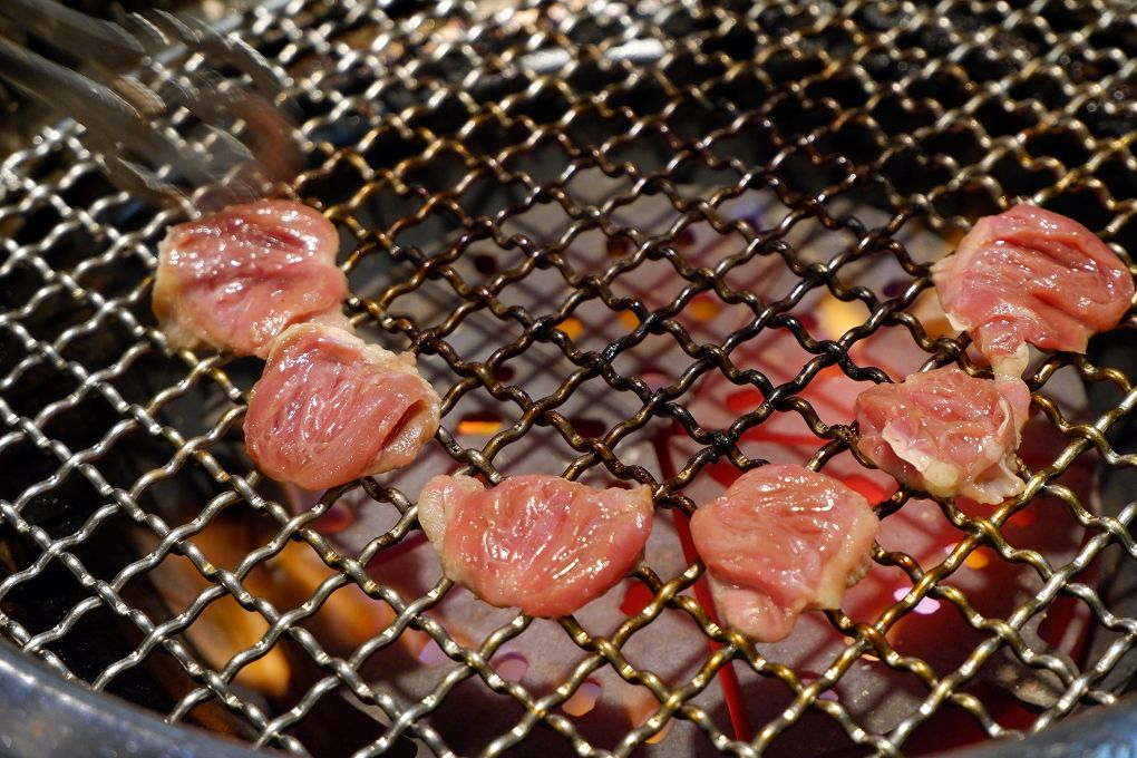 【台北 東區日式燒肉推薦】豆町村燒肉 結合著工藝美學與都會肉派主義，每一口都是奢華的肉質口感，來到豆町村燒肉不必自己動手，只需要好好享受貼心且烤功了得的桌邊烤肉服務！ @貝大小姐的多元心宇宙