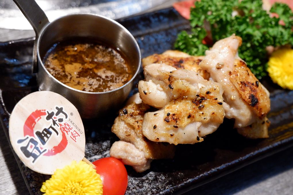 【台北 東區日式燒肉推薦】豆町村燒肉 結合著工藝美學與都會肉派主義，每一口都是奢華的肉質口感，來到豆町村燒肉不必自己動手，只需要好好享受貼心且烤功了得的桌邊烤肉服務！ @貝大小姐的多元心宇宙