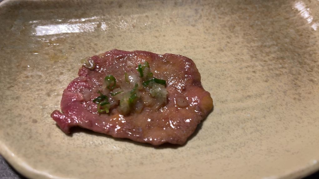 【台北 東區日式燒肉推薦】豆町村燒肉 結合著工藝美學與都會肉派主義，每一口都是奢華的肉質口感，來到豆町村燒肉不必自己動手，只需要好好享受貼心且烤功了得的桌邊烤肉服務！ @貝大小姐的多元心宇宙