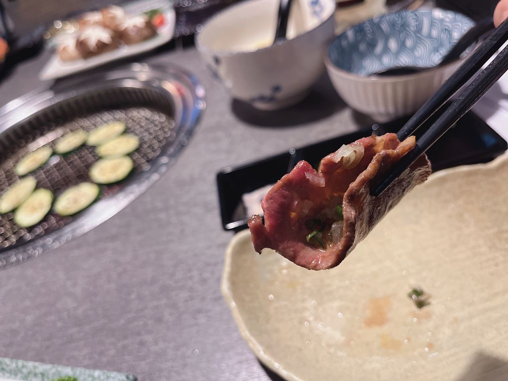 【台北 東區日式燒肉推薦】豆町村燒肉 結合著工藝美學與都會肉派主義，每一口都是奢華的肉質口感，來到豆町村燒肉不必自己動手，只需要好好享受貼心且烤功了得的桌邊烤肉服務！ @貝大小姐的多元心宇宙