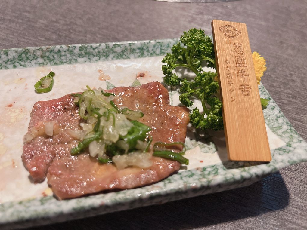 【台北 東區日式燒肉推薦】豆町村燒肉 結合著工藝美學與都會肉派主義，每一口都是奢華的肉質口感，來到豆町村燒肉不必自己動手，只需要好好享受貼心且烤功了得的桌邊烤肉服務！ @貝大小姐的多元心宇宙