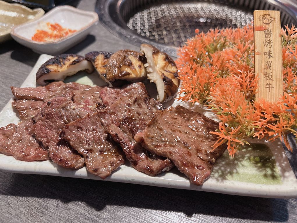 【台北 東區日式燒肉推薦】豆町村燒肉 結合著工藝美學與都會肉派主義，每一口都是奢華的肉質口感，來到豆町村燒肉不必自己動手，只需要好好享受貼心且烤功了得的桌邊烤肉服務！ @貝大小姐的多元心宇宙