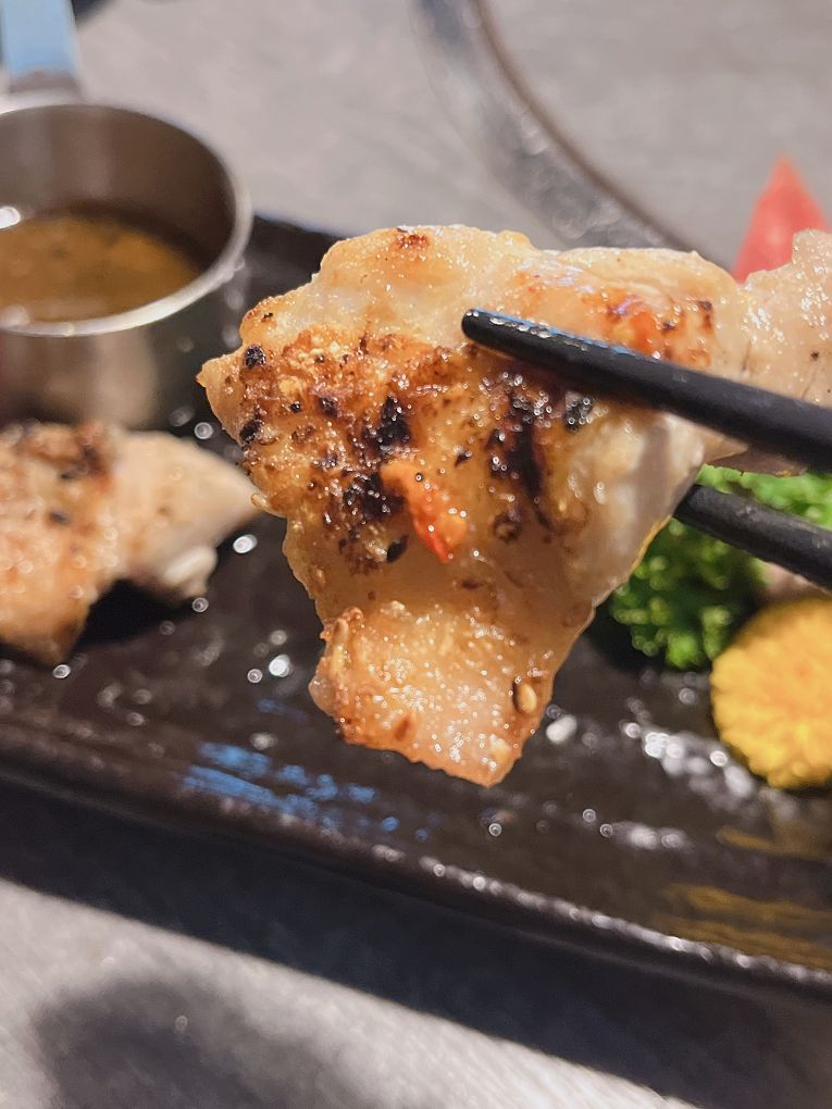 【台北 東區日式燒肉推薦】豆町村燒肉 結合著工藝美學與都會肉派主義，每一口都是奢華的肉質口感，來到豆町村燒肉不必自己動手，只需要好好享受貼心且烤功了得的桌邊烤肉服務！ @貝大小姐的多元心宇宙