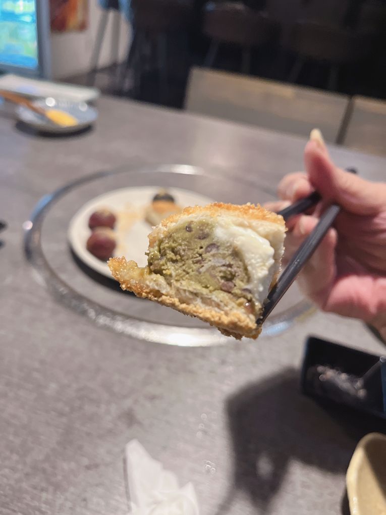 【台北 東區日式燒肉推薦】豆町村燒肉 結合著工藝美學與都會肉派主義，每一口都是奢華的肉質口感，來到豆町村燒肉不必自己動手，只需要好好享受貼心且烤功了得的桌邊烤肉服務！ @貝大小姐的多元心宇宙