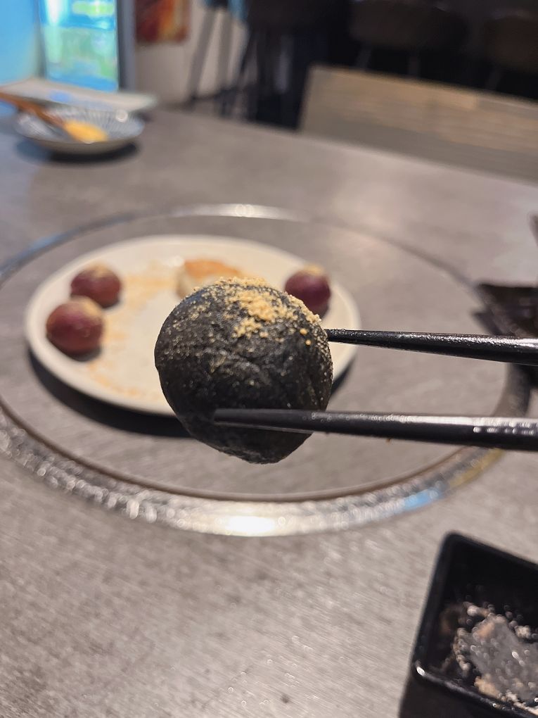 【台北 東區日式燒肉推薦】豆町村燒肉 結合著工藝美學與都會肉派主義，每一口都是奢華的肉質口感，來到豆町村燒肉不必自己動手，只需要好好享受貼心且烤功了得的桌邊烤肉服務！ @貝大小姐的多元心宇宙