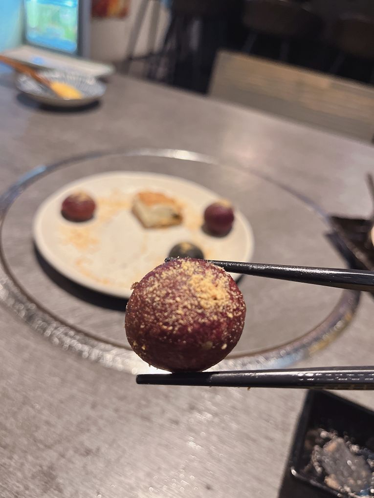 【台北 東區日式燒肉推薦】豆町村燒肉 結合著工藝美學與都會肉派主義，每一口都是奢華的肉質口感，來到豆町村燒肉不必自己動手，只需要好好享受貼心且烤功了得的桌邊烤肉服務！ @貝大小姐的多元心宇宙