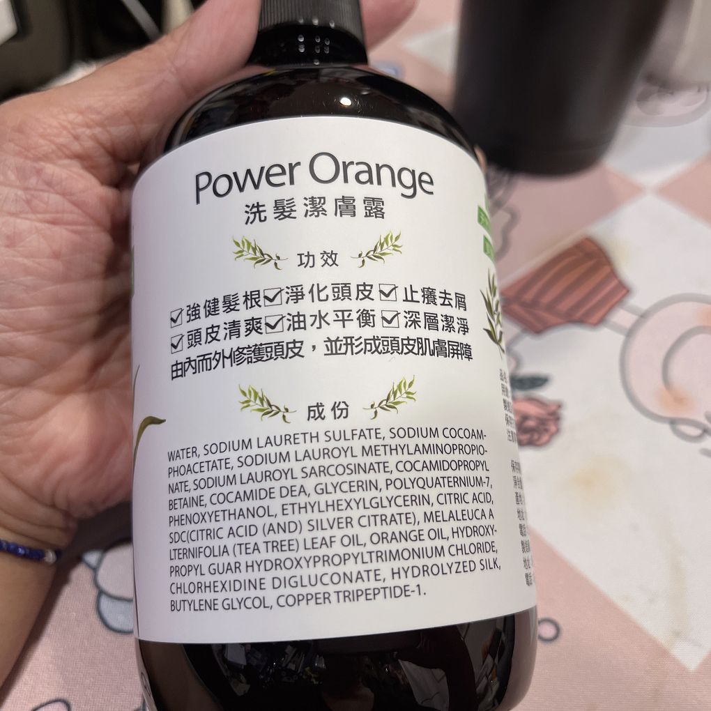 【網購洗髮潔膚露推薦】超能橘洗髮潔膚露 無添加人工色素及矽靈的堅持，每一滴都清徹透明，藍銅胜肽、SDC專利成分從頭皮到髮稍的呵護，讓自己從頭開始由內而外，都讓茶樹精油與柑橘精油深層洗淨！ @貝大小姐的多元心宇宙