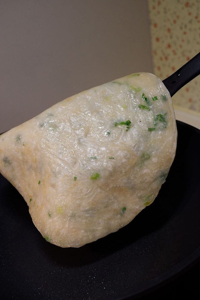 【網購蔥油餅推薦】三食六島熱銷商品-依嬤手工蔥油餅，甩開油膩膩的口感，乾煎不需加油，更無需任何廚藝或熟飪經驗，就能煎得外酥內軟又有 Q 勁！ @貝大小姐的多元心宇宙