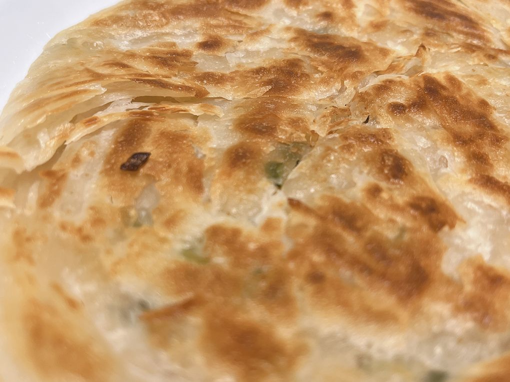 【網購蔥油餅推薦】三食六島熱銷商品-依嬤手工蔥油餅，甩開油膩膩的口感，乾煎不需加油，更無需任何廚藝或熟飪經驗，就能煎得外酥內軟又有 Q 勁！ @貝大小姐的多元心宇宙