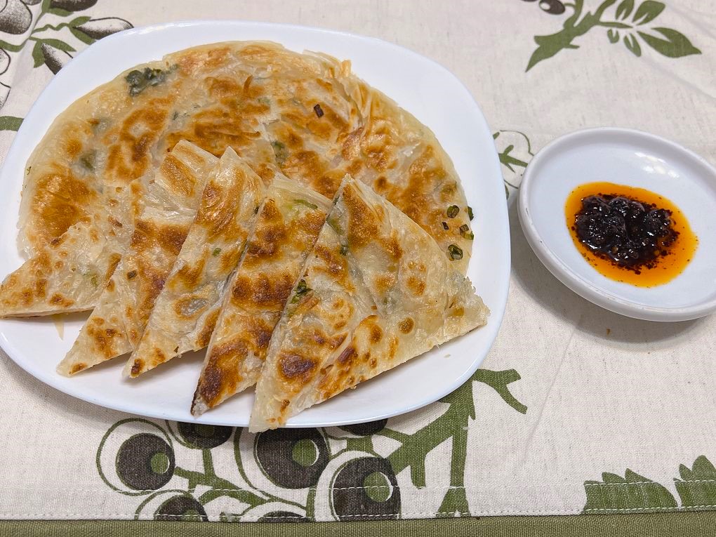【網購蔥油餅推薦】三食六島熱銷商品-依嬤手工蔥油餅，甩開油膩膩的口感，乾煎不需加油，更無需任何廚藝或熟飪經驗，就能煎得外酥內軟又有 Q 勁！ @貝大小姐的多元心宇宙