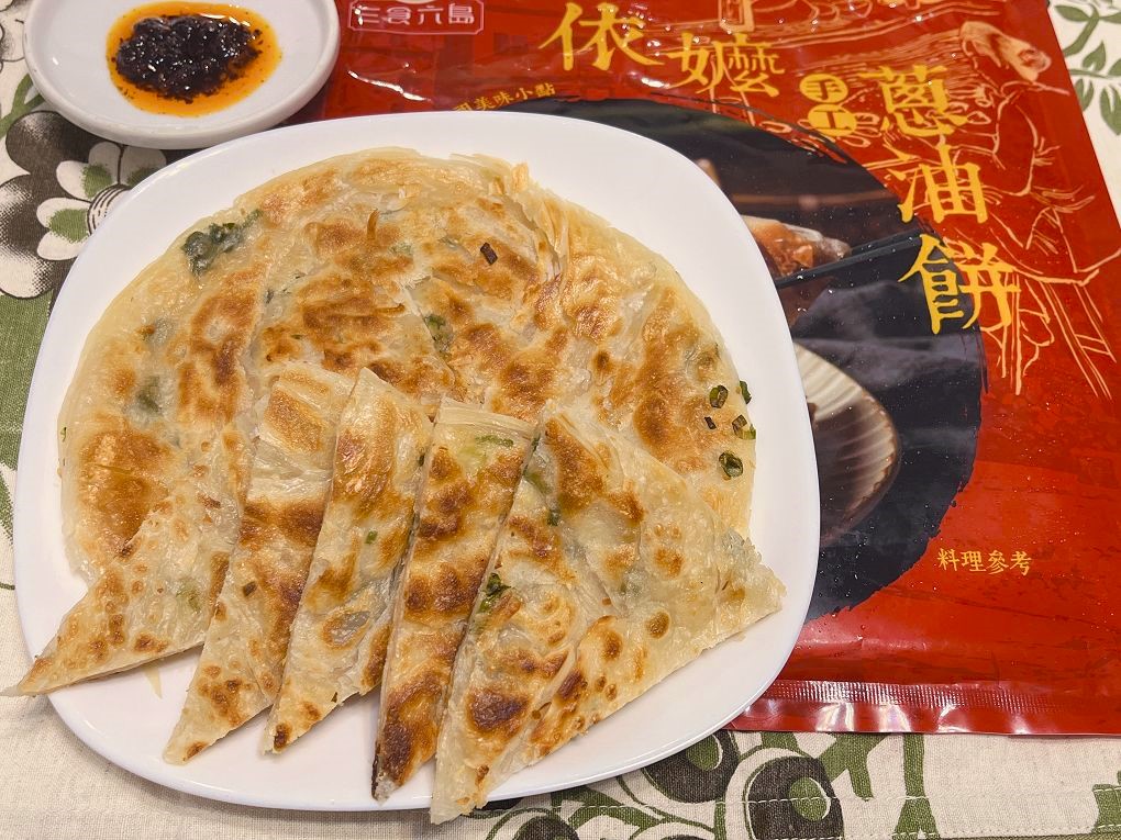 【網購蔥油餅推薦】三食六島熱銷商品-依嬤手工蔥油餅，甩開油膩膩的口感，乾煎不需加油，更無需任何廚藝或熟飪經驗，就能煎得外酥內軟又有 Q 勁！ @貝大小姐的多元心宇宙