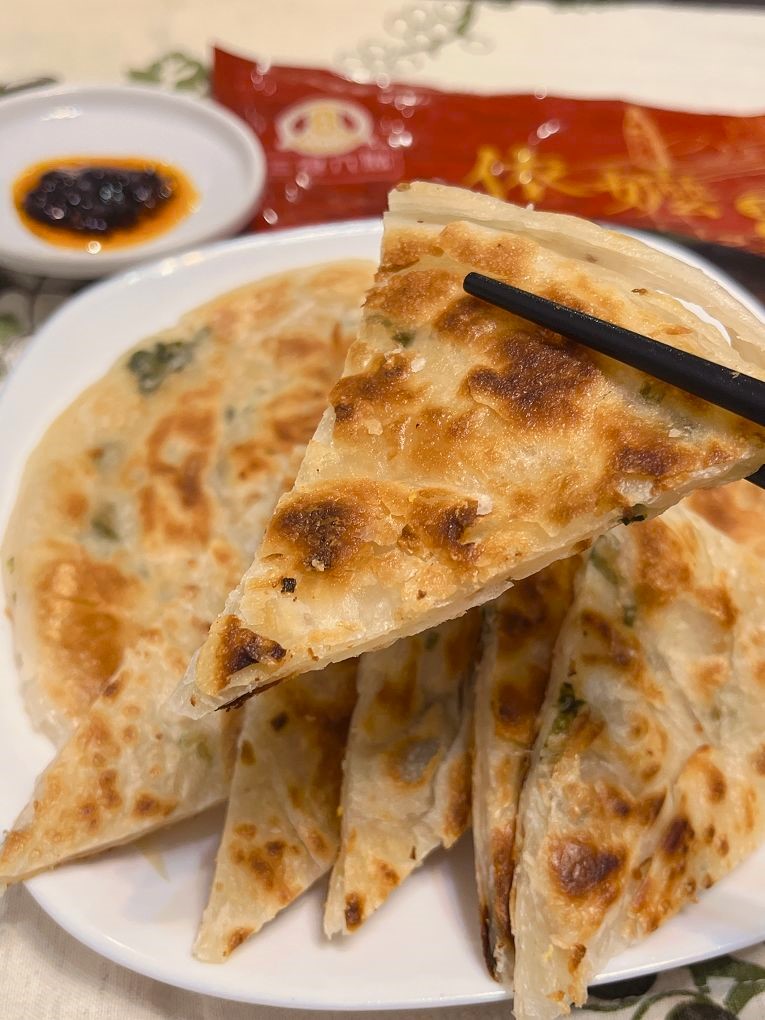 【網購蔥油餅推薦】三食六島熱銷商品-依嬤手工蔥油餅，甩開油膩膩的口感，乾煎不需加油，更無需任何廚藝或熟飪經驗，就能煎得外酥內軟又有 Q 勁！ @貝大小姐的多元心宇宙