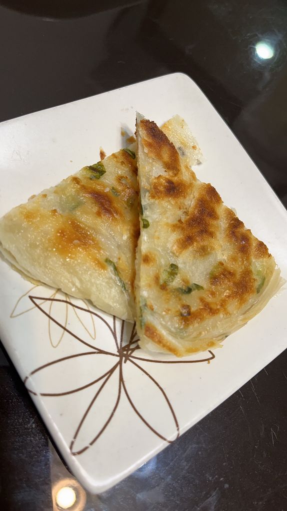 【網購蔥油餅推薦】三食六島熱銷商品-依嬤手工蔥油餅，甩開油膩膩的口感，乾煎不需加油，更無需任何廚藝或熟飪經驗，就能煎得外酥內軟又有 Q 勁！ @貝大小姐的多元心宇宙