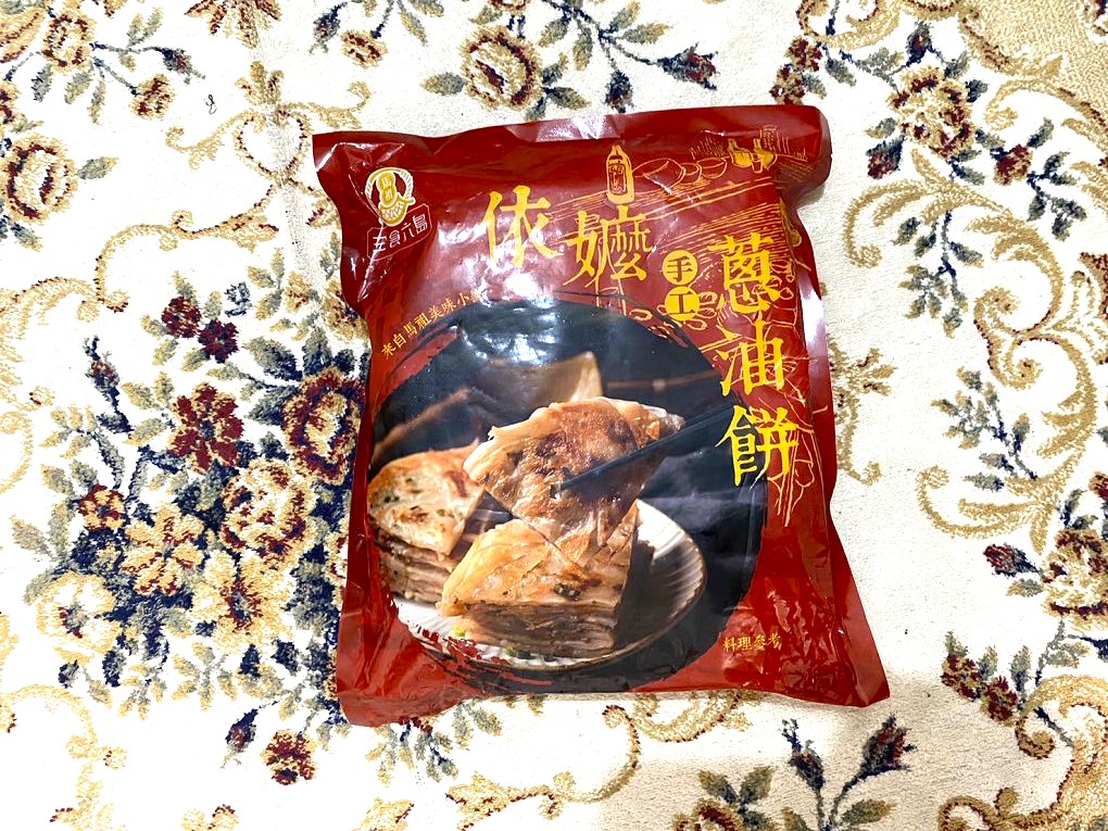 【網購蔥油餅推薦】三食六島熱銷商品-依嬤手工蔥油餅，甩開油膩膩的口感，乾煎不需加油，更無需任何廚藝或熟飪經驗，就能煎得外酥內軟又有 Q 勁！ @貝大小姐的多元心宇宙