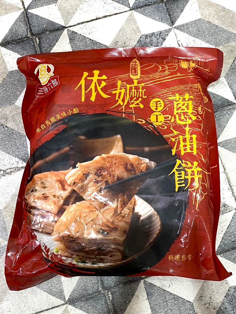 【網購蔥油餅推薦】三食六島熱銷商品-依嬤手工蔥油餅，甩開油膩膩的口感，乾煎不需加油，更無需任何廚藝或熟飪經驗，就能煎得外酥內軟又有 Q 勁！ @貝大小姐的多元心宇宙