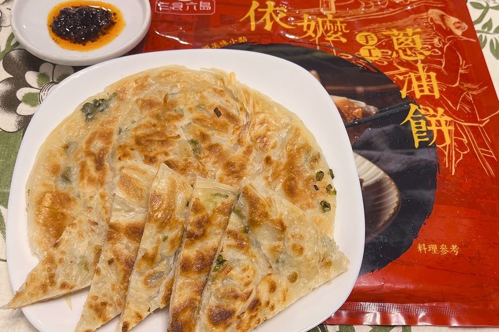 【網購蔥油餅推薦】三食六島熱銷商品-依嬤手工蔥油餅，甩開油膩膩的口感，乾煎不需加油，更無需任何廚藝或熟飪經驗，就能煎得外酥內軟又有 Q 勁！ @貝大小姐的多元心宇宙