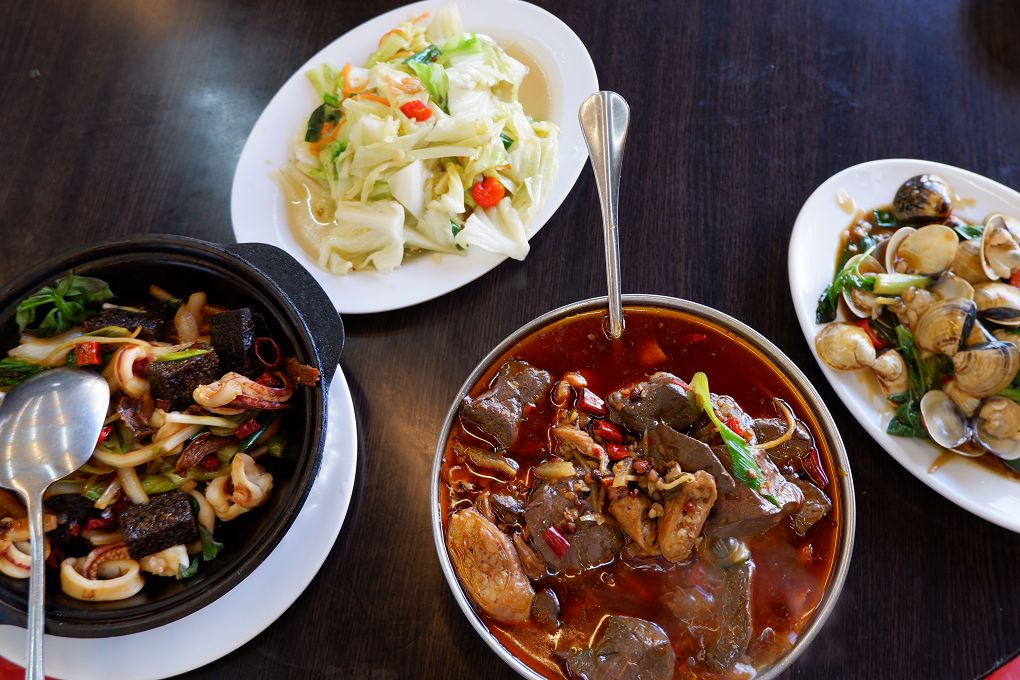 【宜蘭美食】百匯窯烤雞餐廳 不僅是窯烤雞厲害，海鮮及熱炒每一道都非常具有競爭力， 菜色眾多、CP值高，還有適合搭配餐食的各式飲料及酒類 @貝大小姐的多元心宇宙