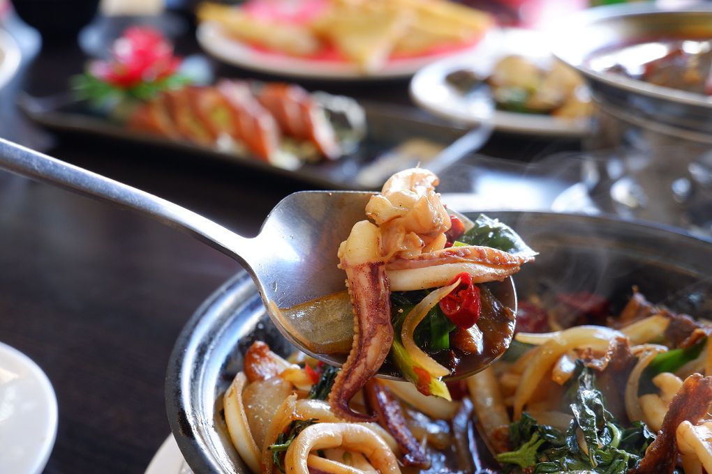 【宜蘭美食】百匯窯烤雞餐廳 不僅是窯烤雞厲害，海鮮及熱炒每一道都非常具有競爭力， 菜色眾多、CP值高，還有適合搭配餐食的各式飲料及酒類 @貝大小姐的多元心宇宙