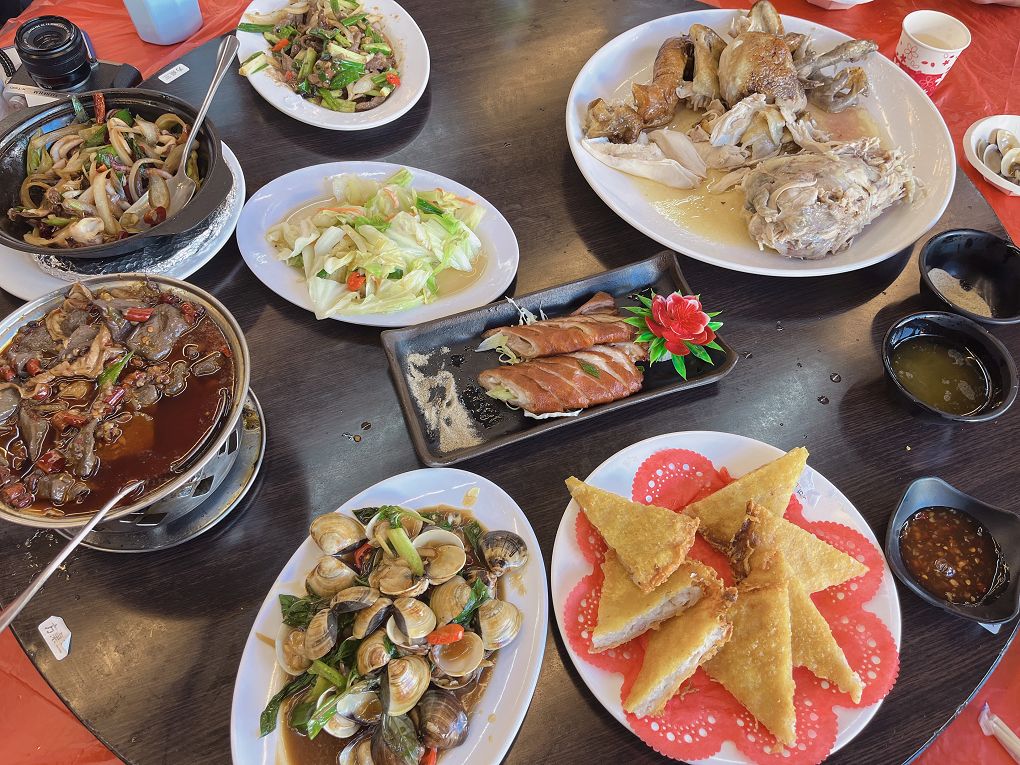 【宜蘭美食】百匯窯烤雞餐廳 不僅是窯烤雞厲害，海鮮及熱炒每一道都非常具有競爭力， 菜色眾多、CP值高，還有適合搭配餐食的各式飲料及酒類 @貝大小姐的多元心宇宙