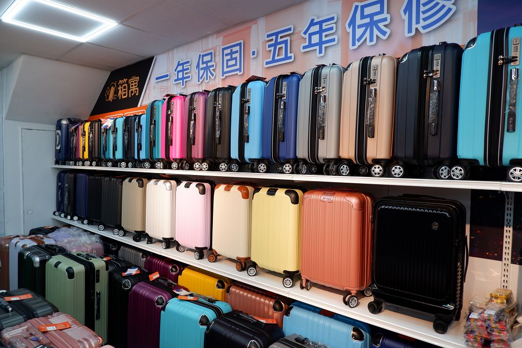 【台北 中正區行李箱專賣店推薦】箱寓行李箱專賣店-中正店 行李箱的材質、大小、花色、彈簧輪、國際海關鎖、前開式、USB充電孔&#8230;胖胖箱、登機箱、頸枕、後背包、提袋&#8230;.這裡都有，走一趟箱寓行李箱專賣店-中正店挑選一個完全屬於你的行李箱吧！ @貝大小姐的多元心宇宙