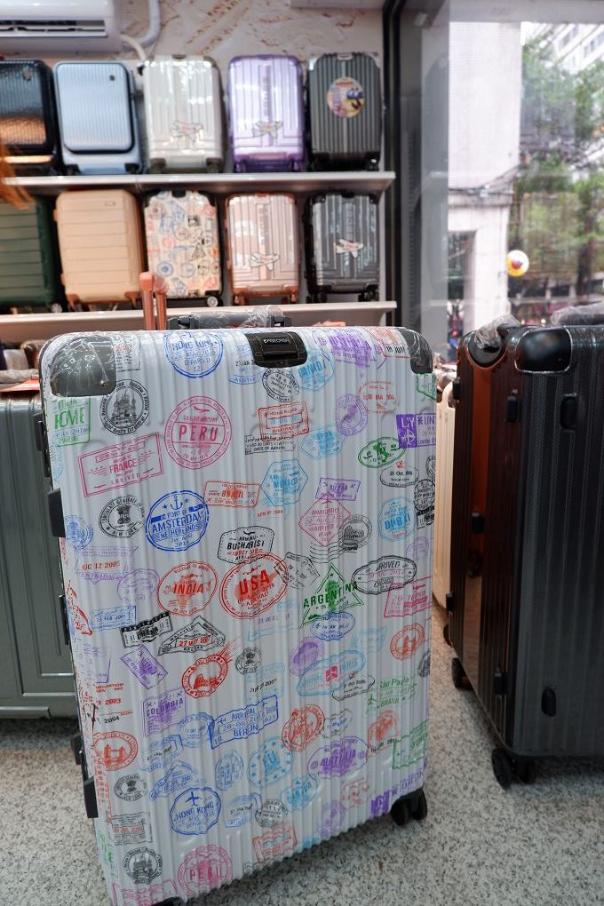 【台北 中正區行李箱專賣店推薦】箱寓行李箱專賣店-中正店 行李箱的材質、大小、花色、彈簧輪、國際海關鎖、前開式、USB充電孔&#8230;胖胖箱、登機箱、頸枕、後背包、提袋&#8230;.這裡都有，走一趟箱寓行李箱專賣店-中正店挑選一個完全屬於你的行李箱吧！ @貝大小姐的多元心宇宙
