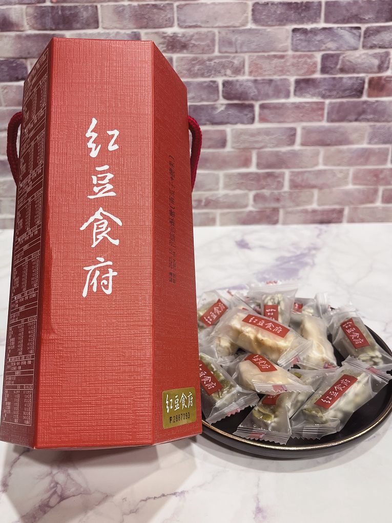 【網購伴手禮盒】紅豆食府-團圓伴手禮盒 紅豆食府的零食有著古早味的懷舊風格，依照傳統手工繁複的工序，製作出多種過年零食！ @貝大小姐的多元心宇宙
