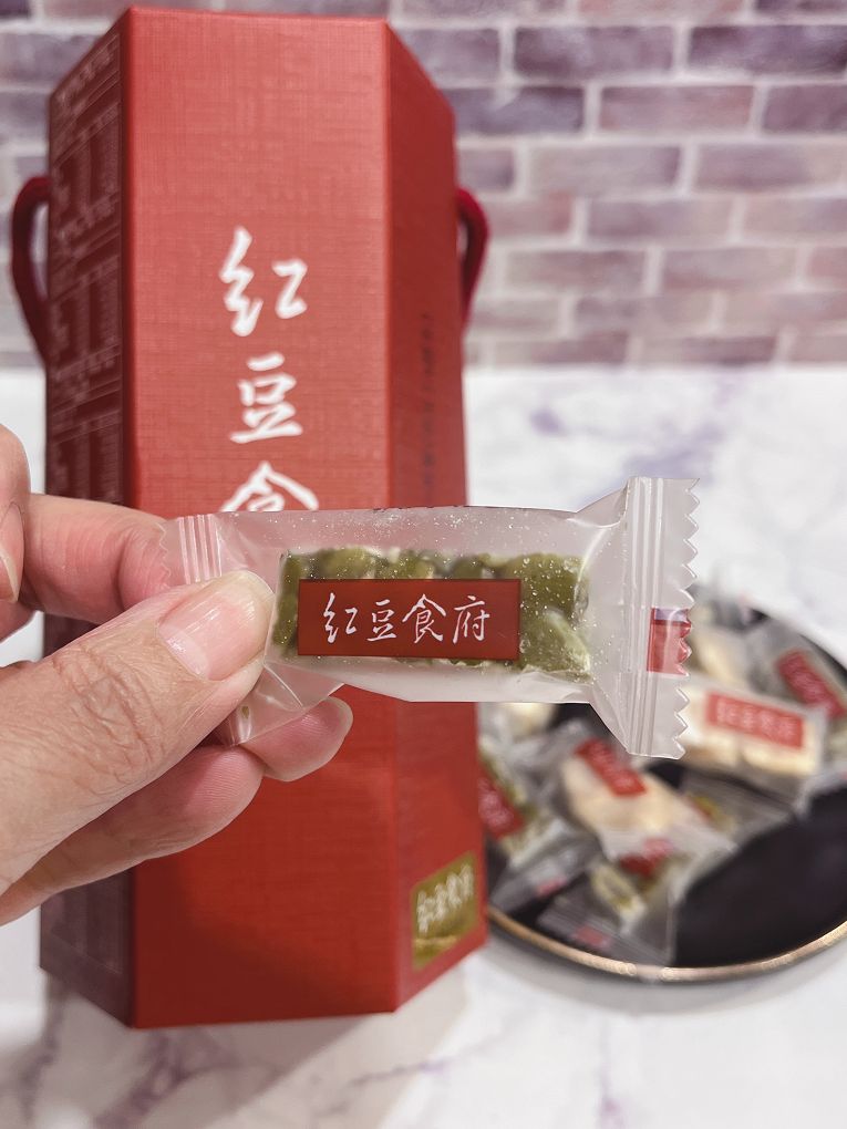 【網購伴手禮盒】紅豆食府-團圓伴手禮盒 紅豆食府的零食有著古早味的懷舊風格，依照傳統手工繁複的工序，製作出多種過年零食！ @貝大小姐的多元心宇宙