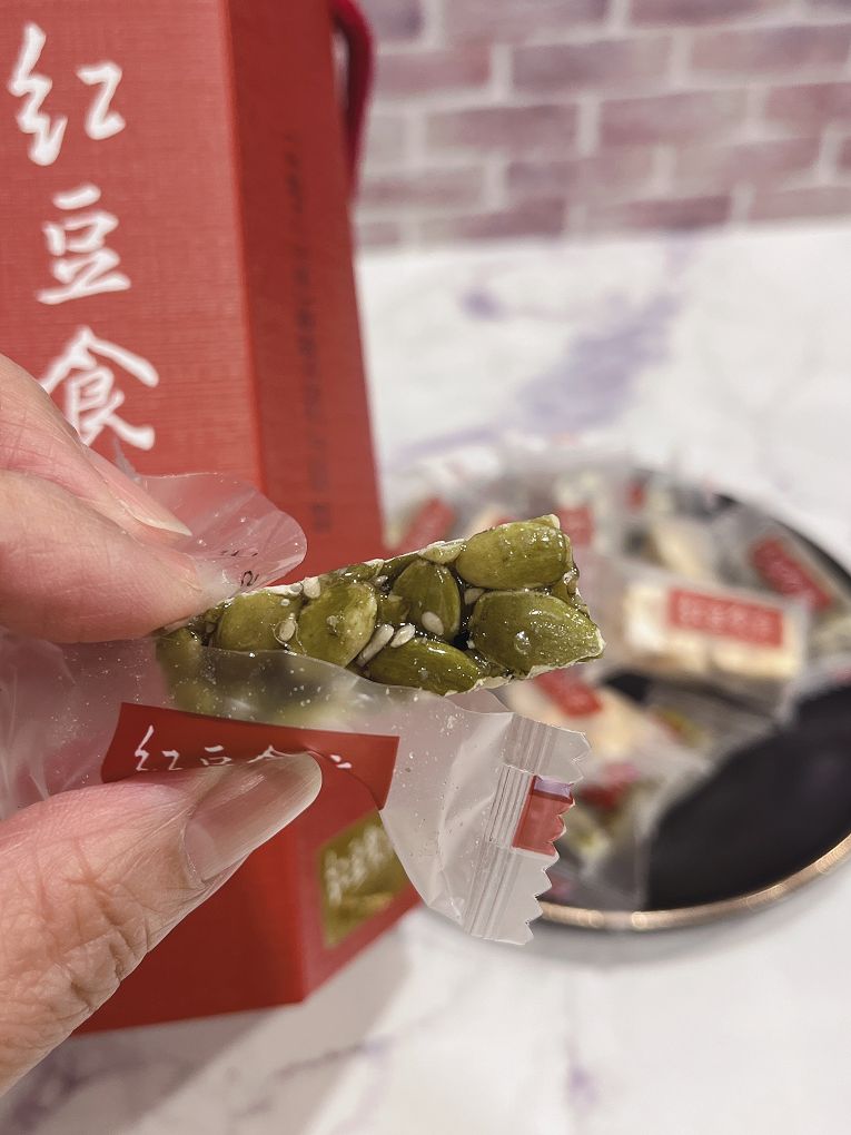 【網購伴手禮盒】紅豆食府-團圓伴手禮盒 紅豆食府的零食有著古早味的懷舊風格，依照傳統手工繁複的工序，製作出多種過年零食！ @貝大小姐的多元心宇宙
