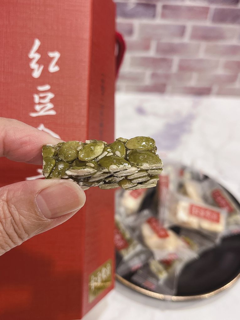 【網購伴手禮盒】紅豆食府-團圓伴手禮盒 紅豆食府的零食有著古早味的懷舊風格，依照傳統手工繁複的工序，製作出多種過年零食！ @貝大小姐的多元心宇宙
