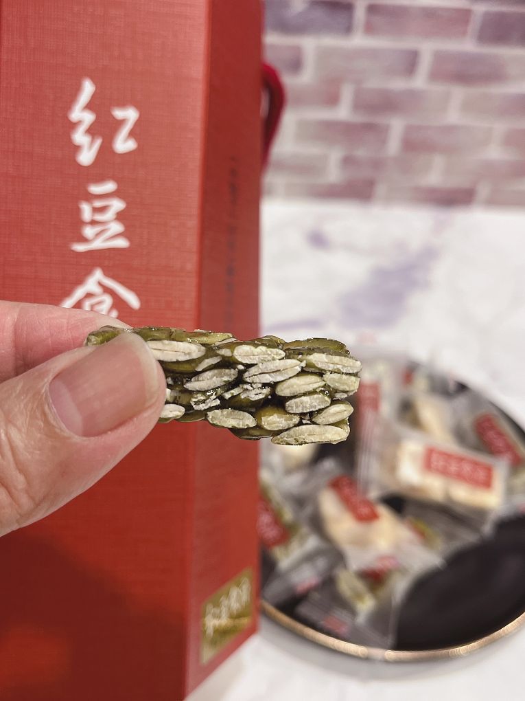 【網購伴手禮盒】紅豆食府-團圓伴手禮盒 紅豆食府的零食有著古早味的懷舊風格，依照傳統手工繁複的工序，製作出多種過年零食！ @貝大小姐的多元心宇宙