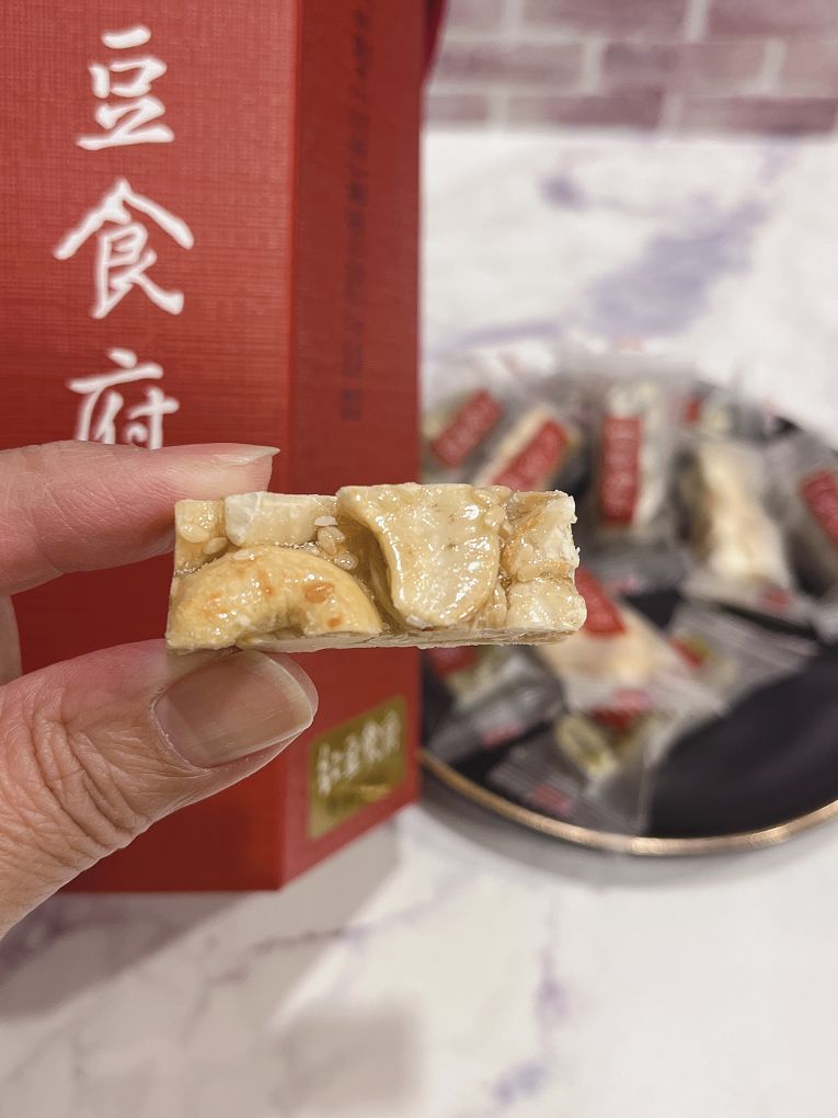 【網購伴手禮盒】紅豆食府-團圓伴手禮盒 紅豆食府的零食有著古早味的懷舊風格，依照傳統手工繁複的工序，製作出多種過年零食！ @貝大小姐的多元心宇宙