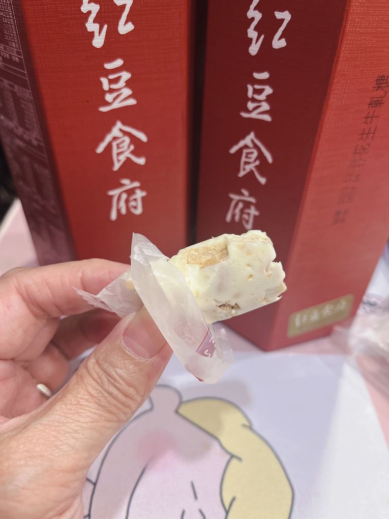 【網購伴手禮盒】紅豆食府-團圓伴手禮盒 紅豆食府的零食有著古早味的懷舊風格，依照傳統手工繁複的工序，製作出多種過年零食！ @貝大小姐的多元心宇宙