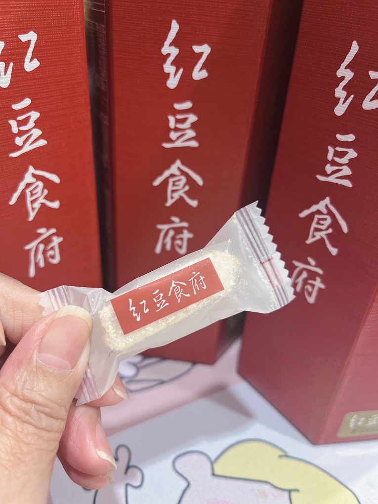 【網購伴手禮盒】紅豆食府-團圓伴手禮盒 紅豆食府的零食有著古早味的懷舊風格，依照傳統手工繁複的工序，製作出多種過年零食！ @貝大小姐的多元心宇宙