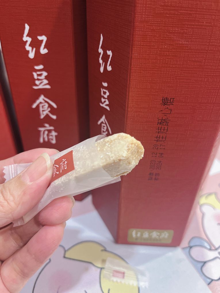【網購伴手禮盒】紅豆食府-團圓伴手禮盒 紅豆食府的零食有著古早味的懷舊風格，依照傳統手工繁複的工序，製作出多種過年零食！ @貝大小姐的多元心宇宙
