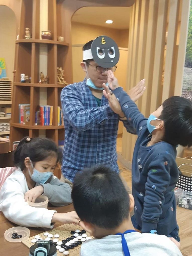 【內湖區 圍棋教室推薦】KK圍棋教育機構 學圍棋讓你家的孩子提升專注力同時保有童真了，只有好的圍棋教育與老師才做得到！ @貝大小姐的多元心宇宙