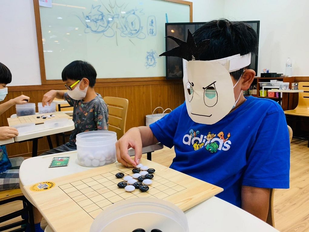 【內湖區 圍棋教室推薦】KK圍棋教育機構 學圍棋讓你家的孩子提升專注力同時保有童真了，只有好的圍棋教育與老師才做得到！ @貝大小姐的多元心宇宙