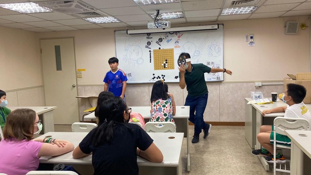 【內湖區 圍棋教室推薦】KK圍棋教育機構 學圍棋讓你家的孩子提升專注力同時保有童真了，只有好的圍棋教育與老師才做得到！ @貝大小姐的多元心宇宙