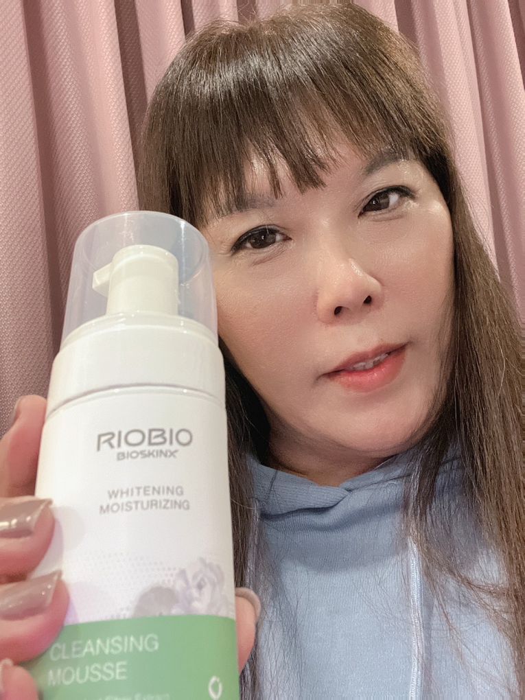 【網購洗卸兩用潔面慕斯推薦】RIOBIO嫩白潔面慕斯 洗卸兩用 斯洗臉同步卸妝，幫妳省下許多的時間，而且早晚都可以使用，一瓶到底超方便！ @貝大小姐的多元心宇宙