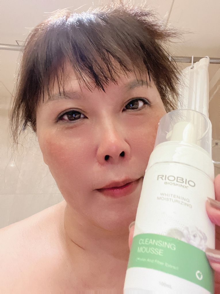【網購洗卸兩用潔面慕斯推薦】RIOBIO嫩白潔面慕斯 洗卸兩用 斯洗臉同步卸妝，幫妳省下許多的時間，而且早晚都可以使用，一瓶到底超方便！ @貝大小姐的多元心宇宙